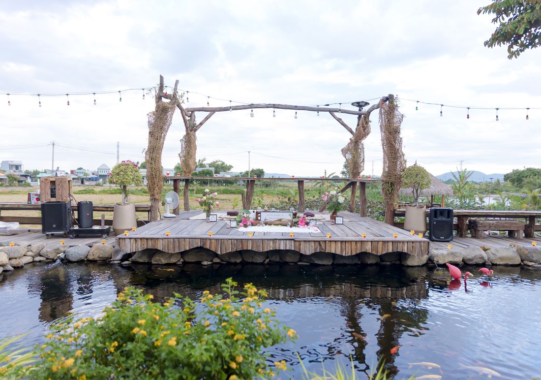 Sàn gỗ bên ao cá dùng cho phần teabreak và networking